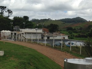 A Estação de Tratamento de Efluentes Industriais da Vigor, em Santa Rita do Ibitipoca (MG), está em operação desde fevereiro de 2015, atingindo todos os parâmetros ambientais exigidos (vista geral da ETE, abaixo). 001